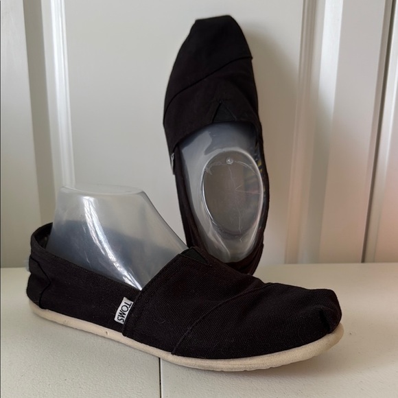 TOMS BLACK SLIP-ON FLATS (sz 8.5) - Picture 1 of 7